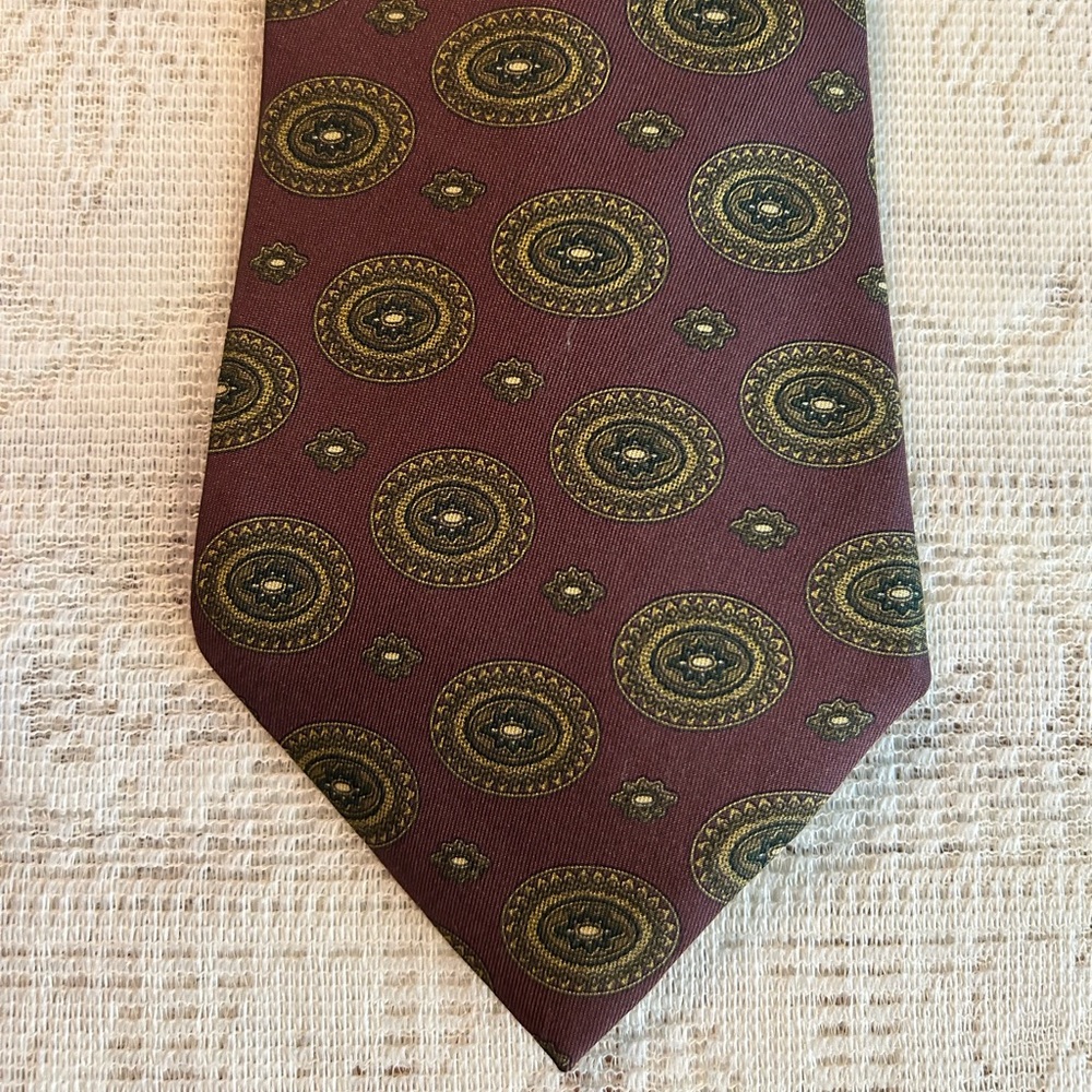 Elegant Burgundy and Gold Patterned Men's Tie